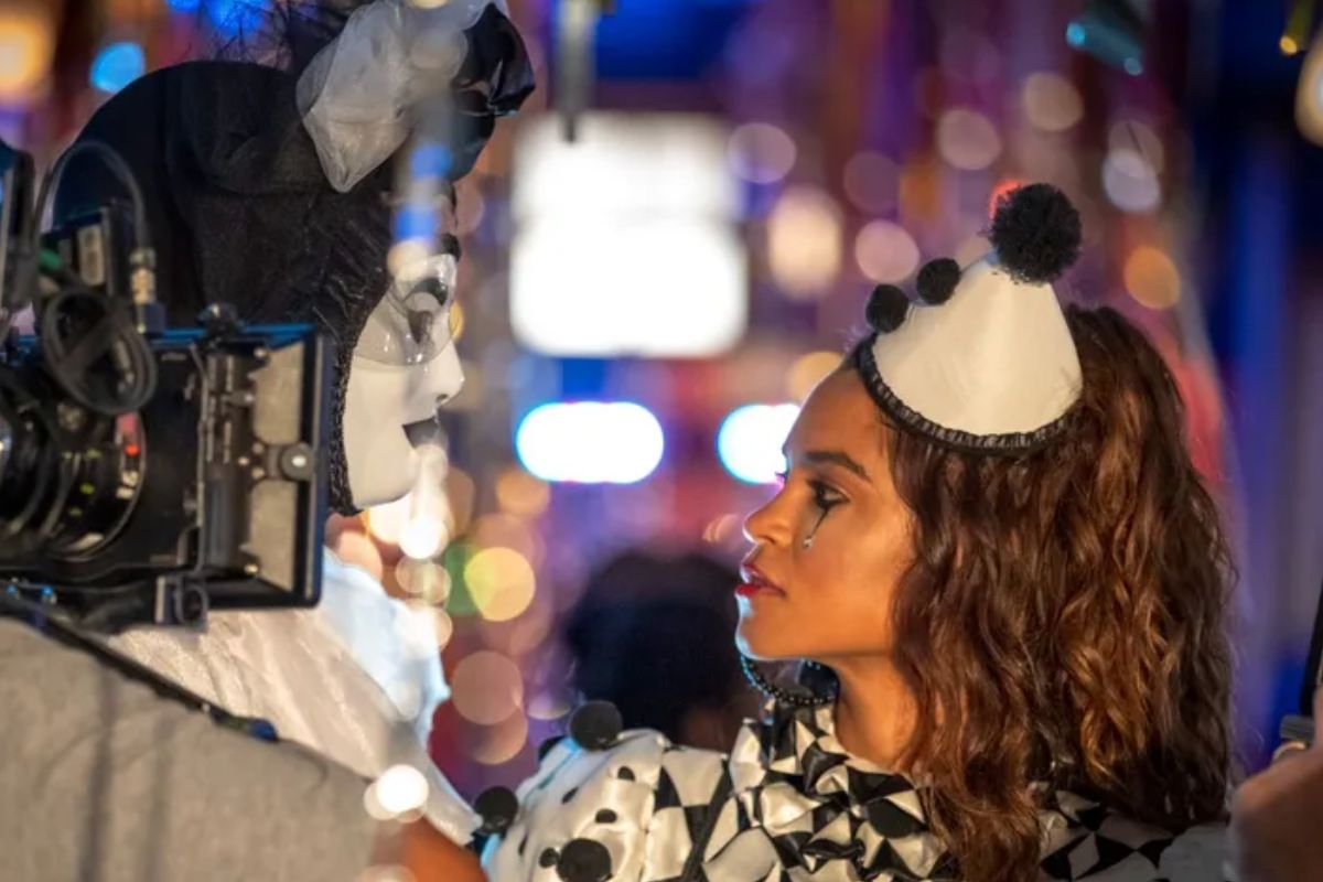 Oto (Rômulo Estrela) e Brisa (Lucy Alves) mascarados em baile de Carnaval em Travessia