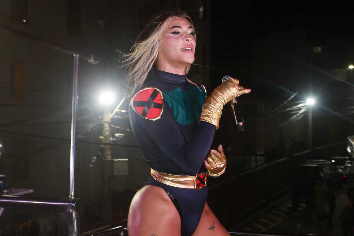 Pabllo Vittar fanatsiada de Vampira dos X-Men em Carnaval de Salvador