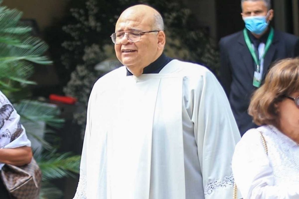 Padre Jorjão comandou as cerimônias do velório de Glória Maria