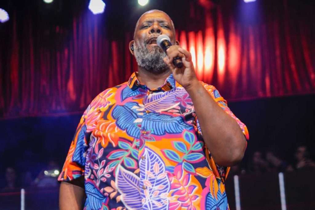 Péricles cantando no Carnaval de São Paulo