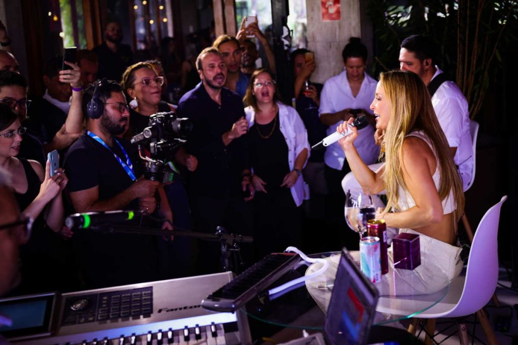 Claudia Leitte comandou pocket show em coletiva