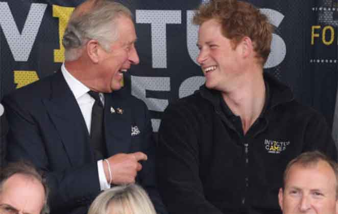 Principe Harry e o pai, Rei Charles III, sorrindo