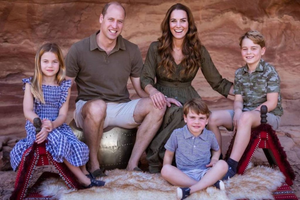 principe william e kate middleton posando com os filhos