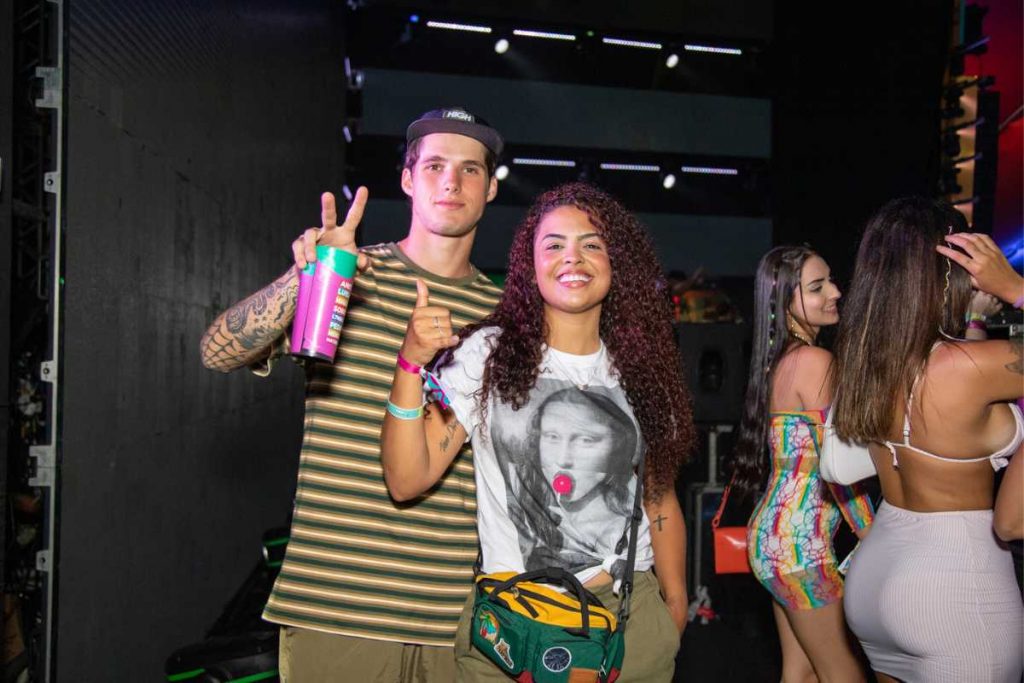 Paula e Gabriel se reencontrando em show de Anitta no Carna Rildy