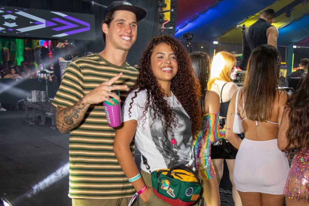 Paula e Gabriel se reencontrando em show de Anitta no Carna Rildy