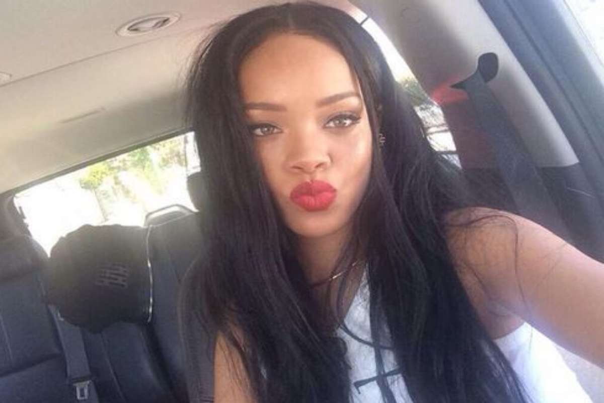 Rihanna manda beijo em selfie
