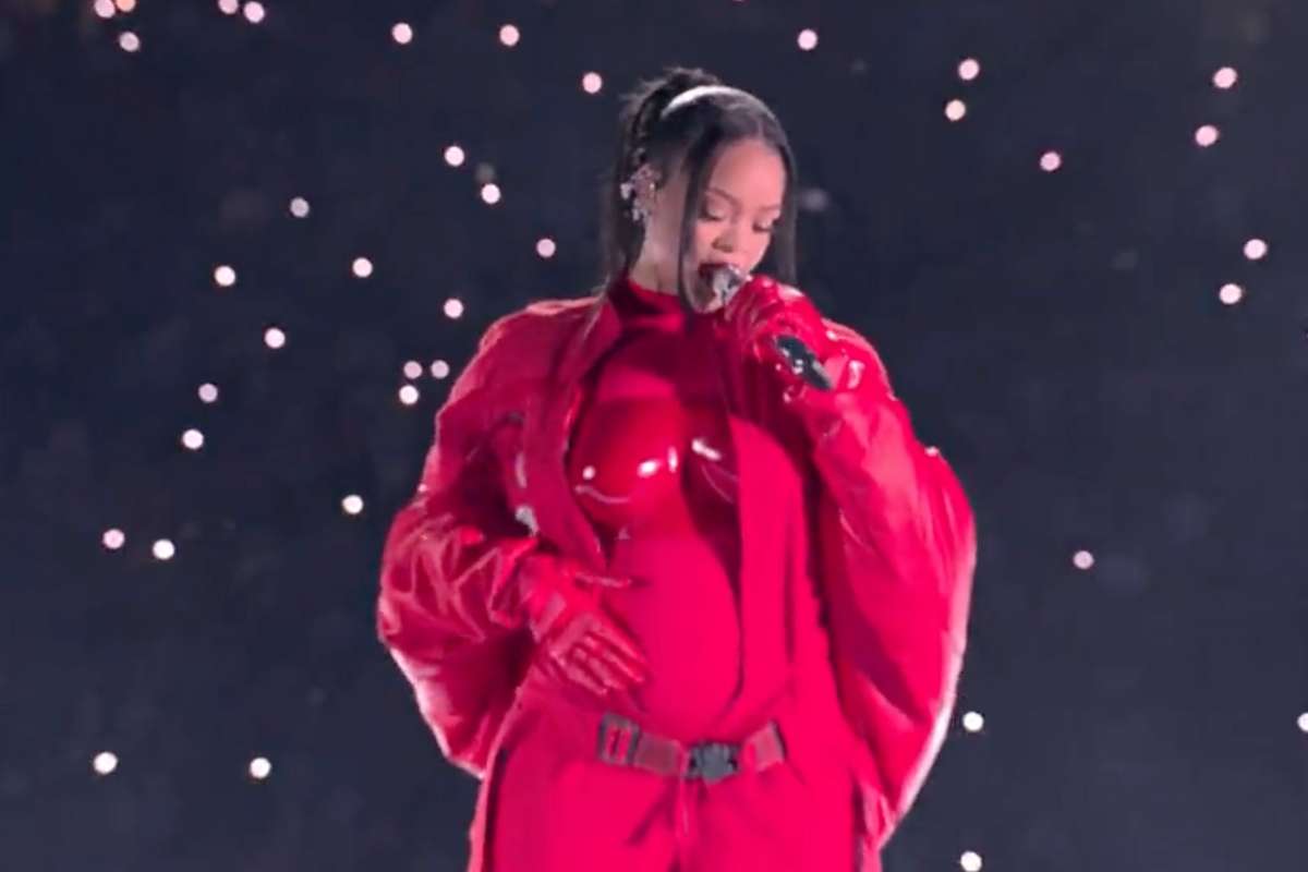 Rihanna mostra barriga de gestação