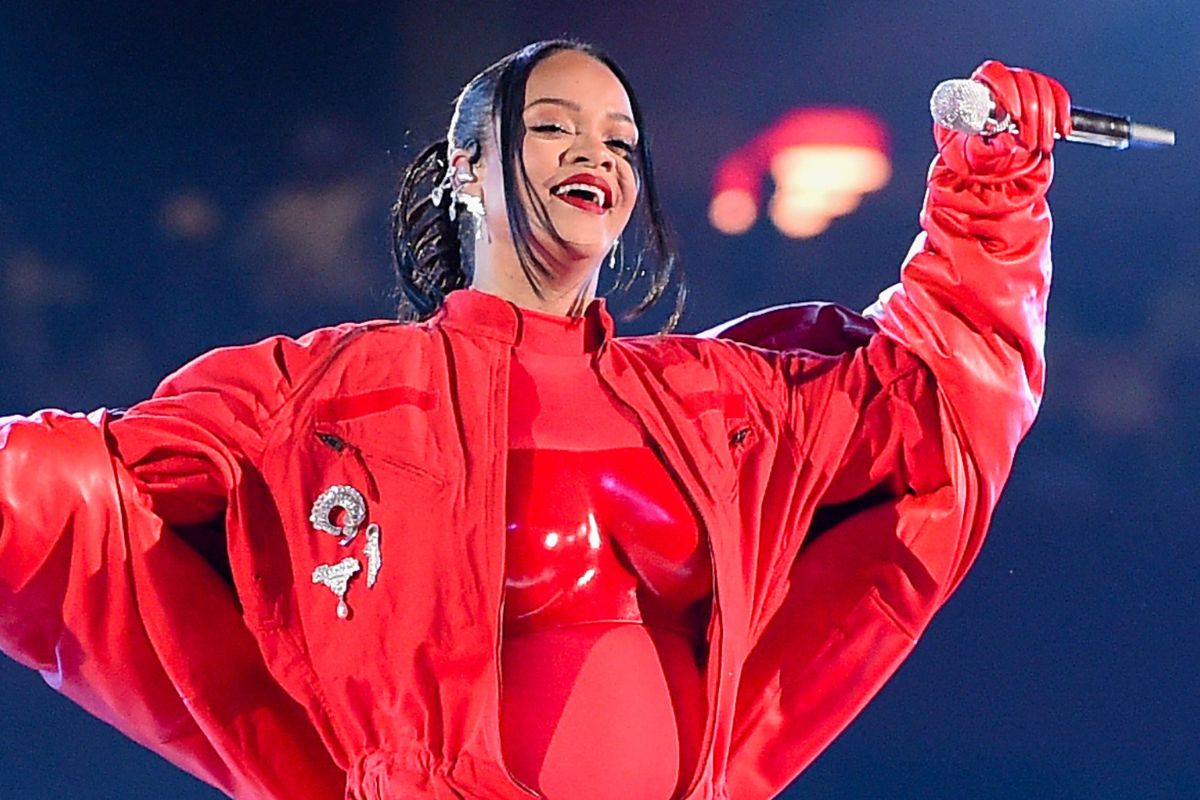 Rihanna com look vermelho no Superbowl