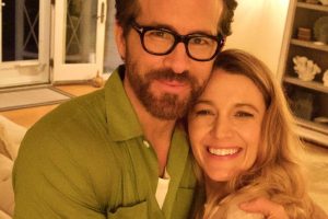 ryan reynolds posando abraçado com blake lively