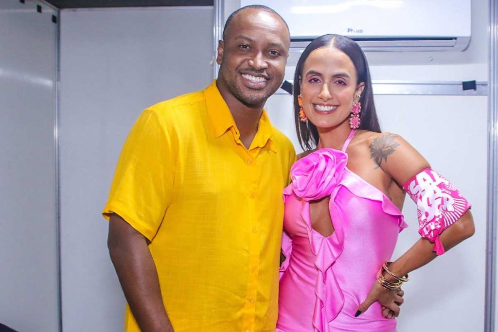 Thiaguinho e Carol Peixinho nos bastidores de show no Carnaval de Salvador