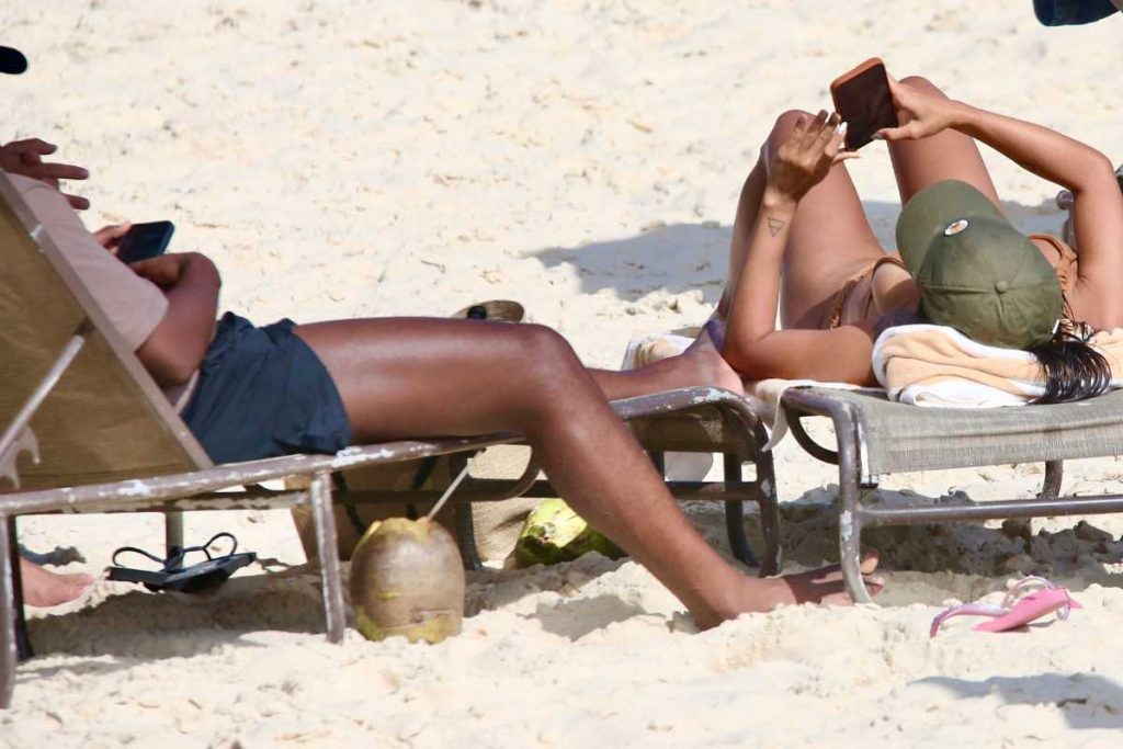 Thiaguinho e Carol Peixinho curtindo dia na praia da Barra da Tijuca