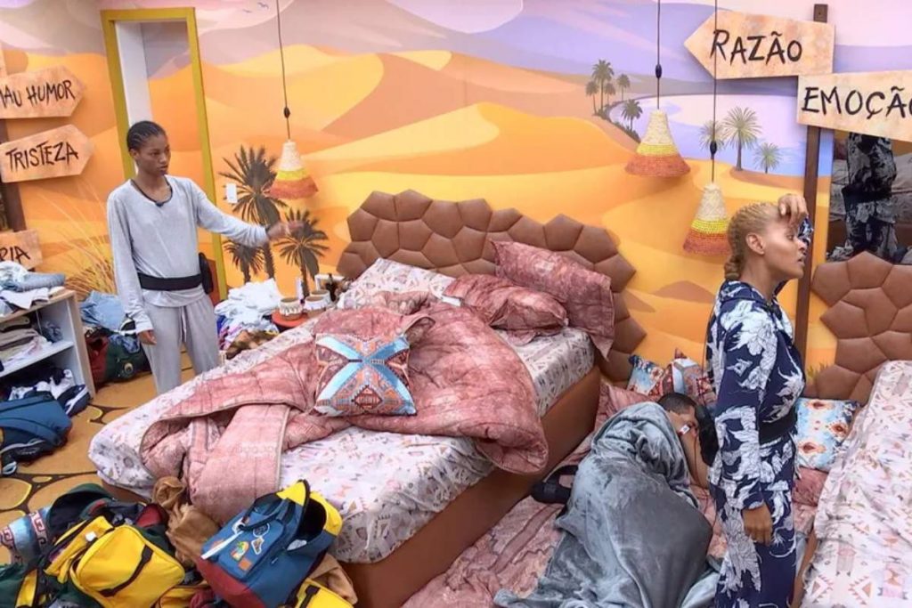 tina conversando com aline wirley no quarto deserto do bbb23