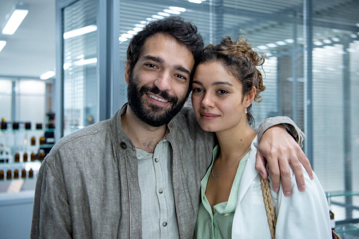 Rafael (Humberto Carrão) e Maíra (Sophie Charlotte) abraçados em 'Todas as Flores'