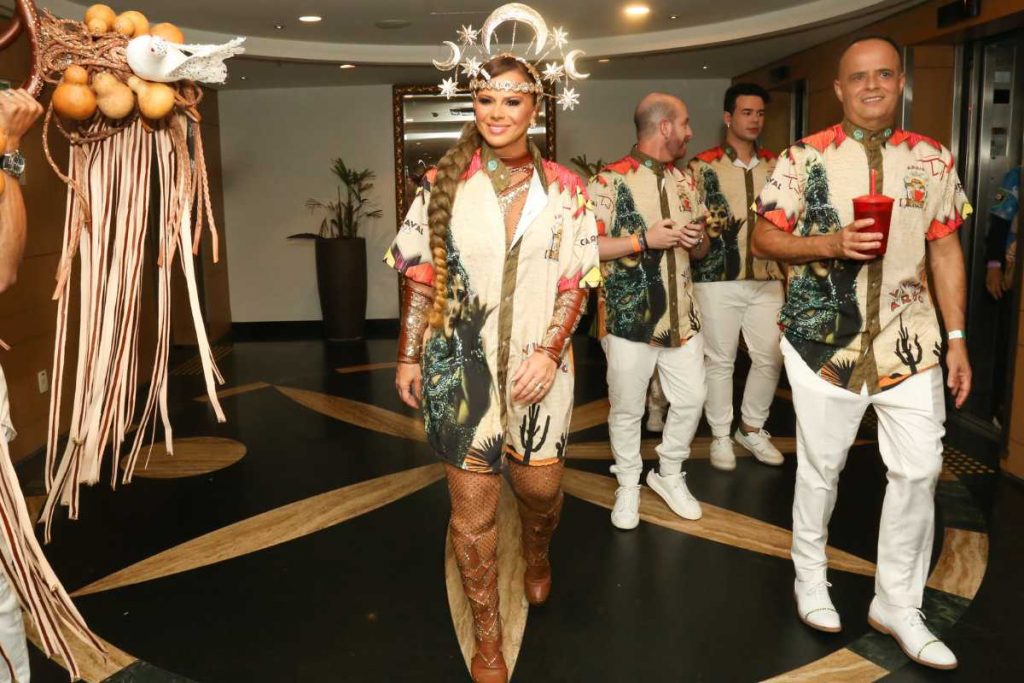 Viviane Araújo fantasiada para desfile da Mancha Verde no Carnaval de São Paulo