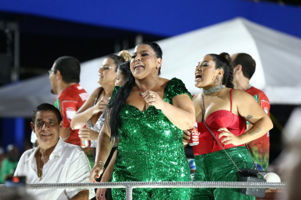 Zeca Pagodinho e a família em um tripé no ensaio técnico da Grande Rio na Sapucaí 