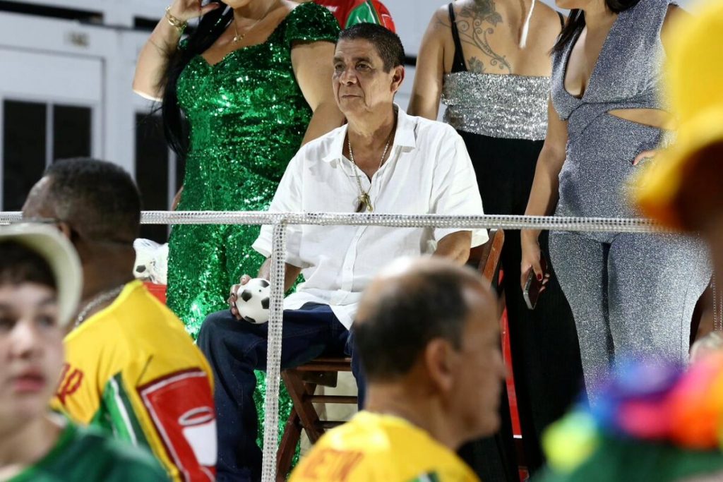 Zeca Pagodinho e a família em um tripé no ensaio técnico da Grande Rio na Sapucaí 