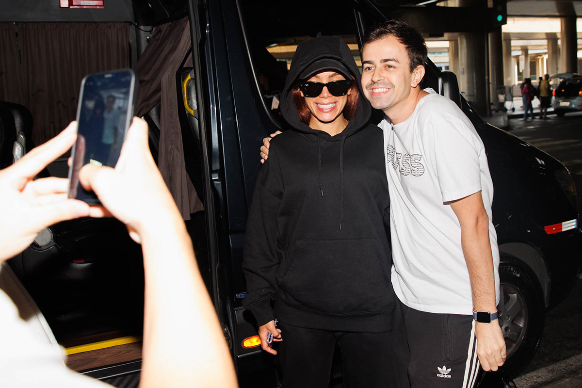 Anitta posa com fãs em aeroporto