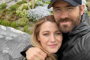 Blake Lively e Ryan Reynolds se abraçam para selfie