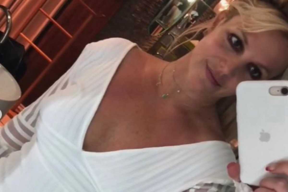 Britney Spears faz selfie no banheiro