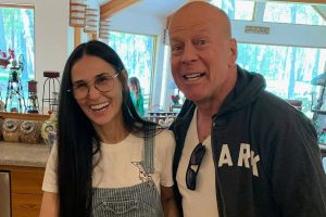 Demi Moore e Bruce Willis abraçados, sorrindo