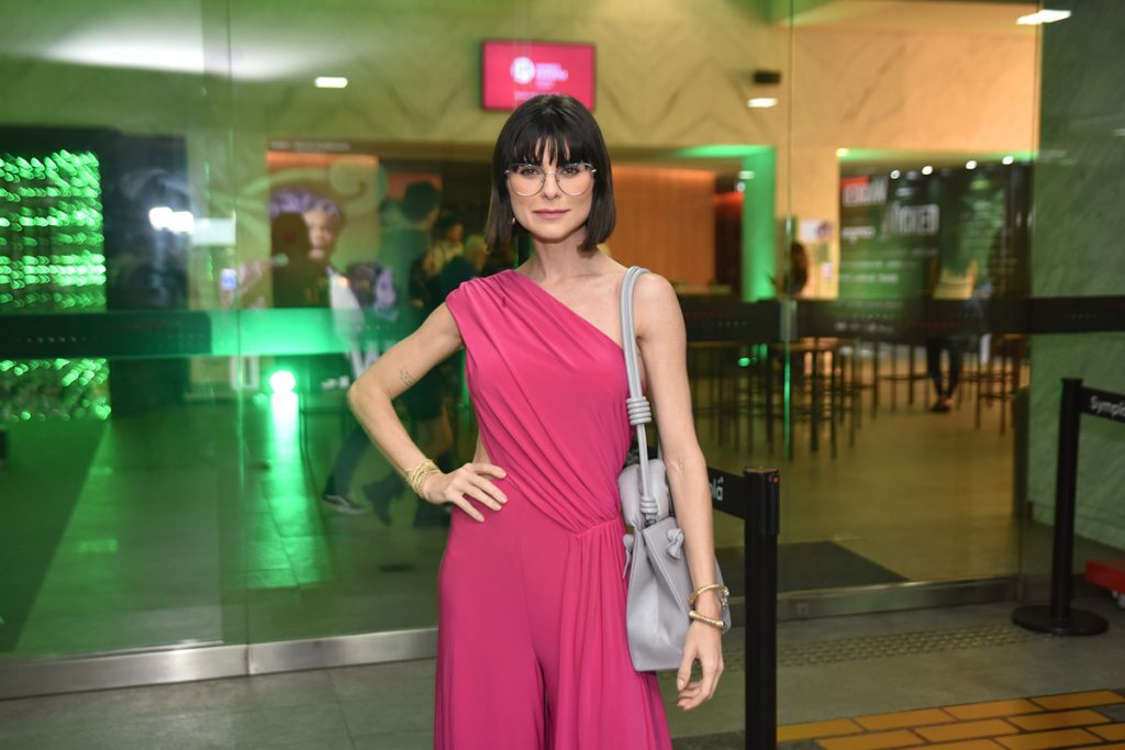 Julianne Trevisol escolheu um look rosa para a ocasião