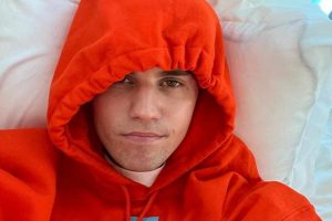 Justin Bieber com capuz vermelho