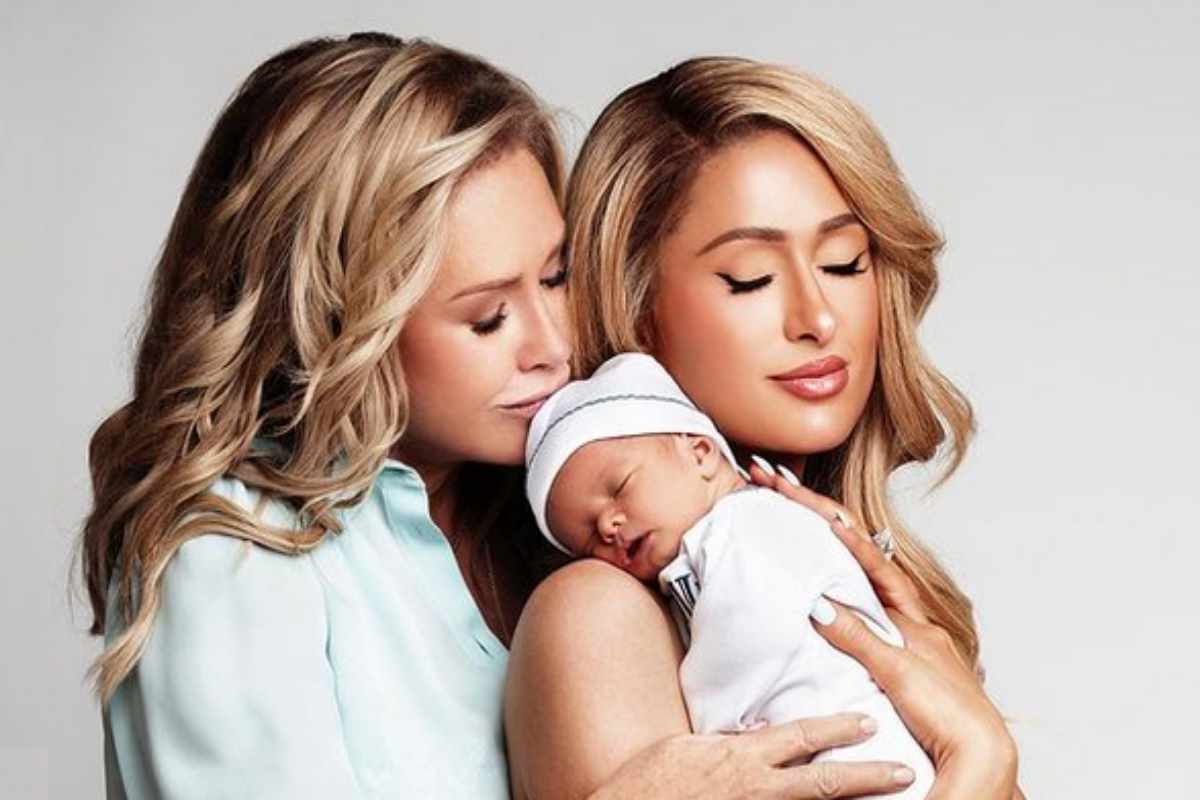 Kathy e Paris Hilton com o bebê