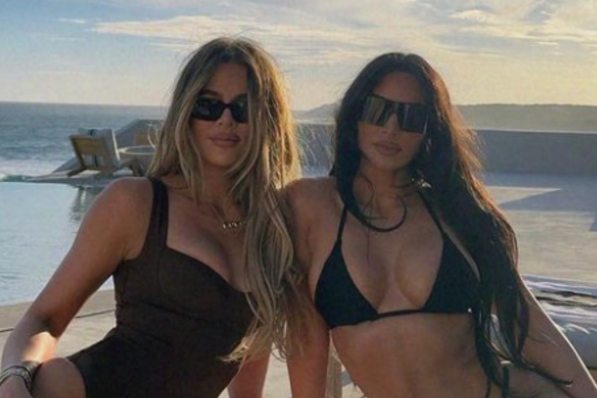 Khloe e Kim Kardashian se agarram em espreguiçadeira