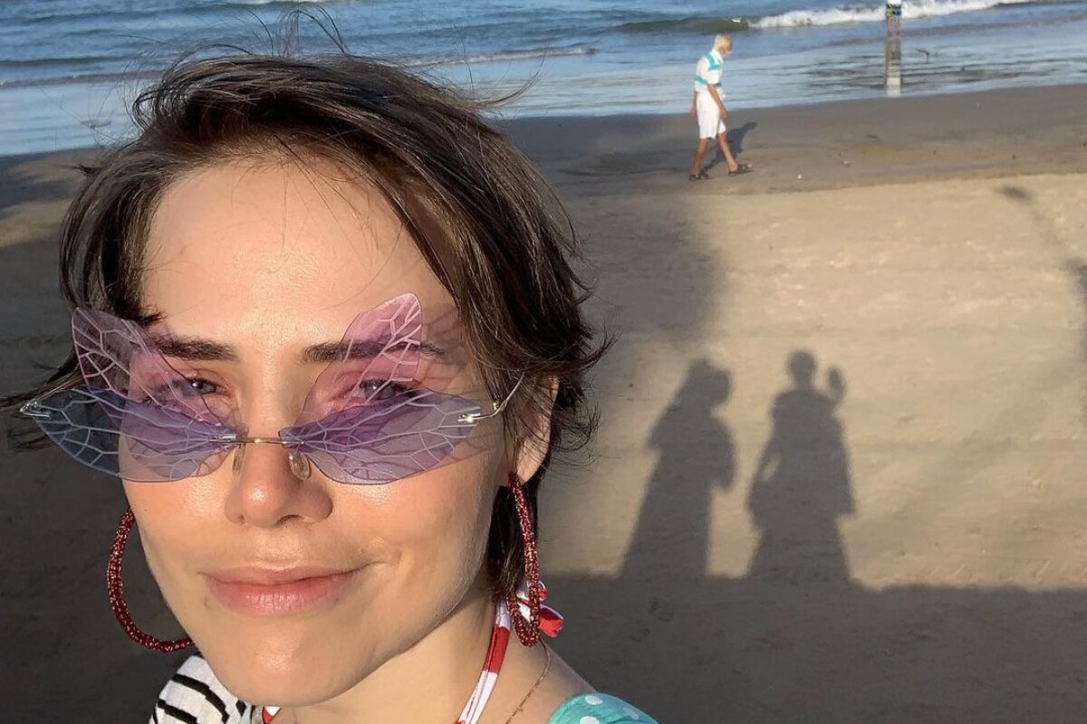 Selfie de Letícia Colin na praia
