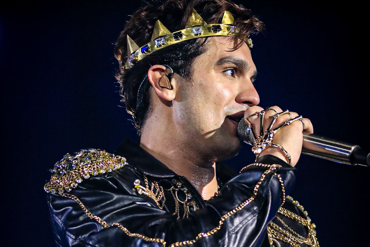 Luan Santana com coroa de rei, em show para gravar DVD