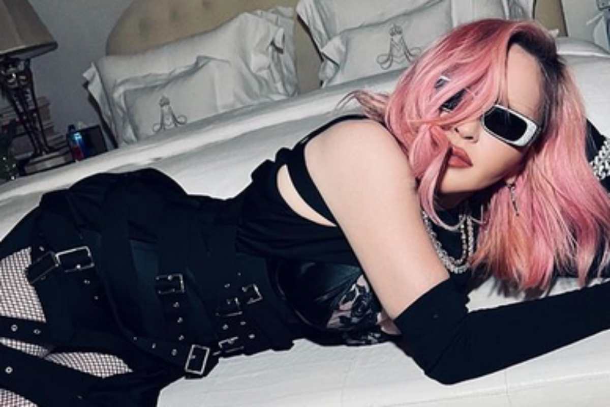 Madonna deitada de cabelo rosa