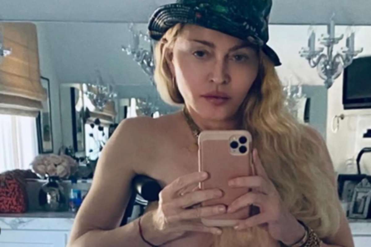 Madonna com o celular na mão