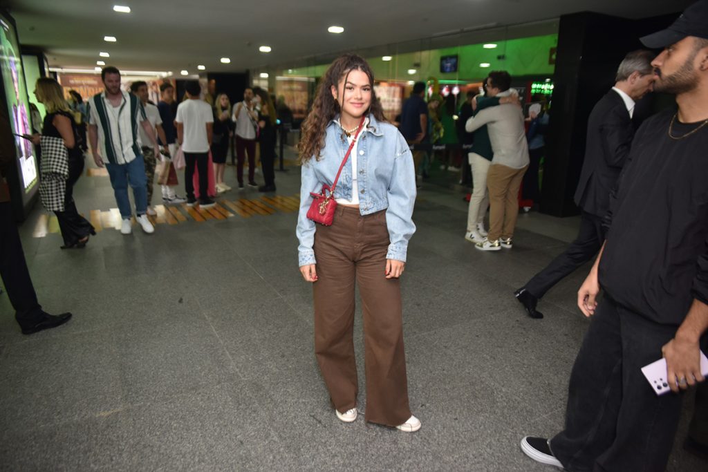 Maísa Silva esbanjou sorrisos para os fotógrafos