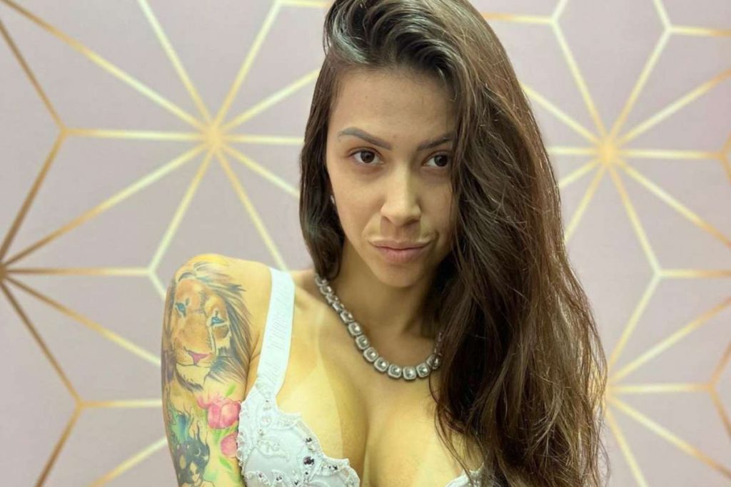 Mc Pipokinha Exibe Calcinha E Sensualiza Dividindo Opiniões