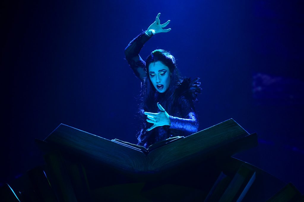 Myra Ruiz como a Bruxa Má Elphaba