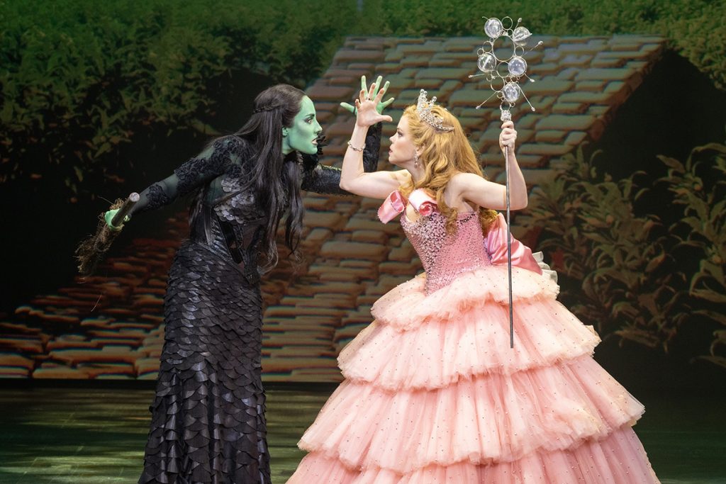 Myra Ruiz e Fabi Bang como Elphaba e Glinda