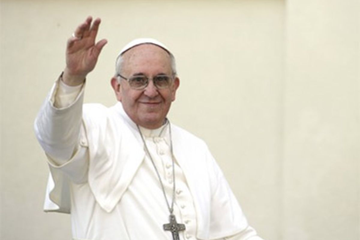Papa Francisco acenando com a mão direita