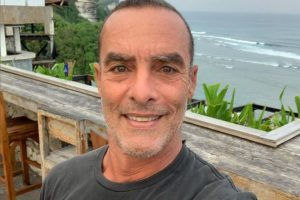 Selfie de Paulo Zulu, com praia ao fundo