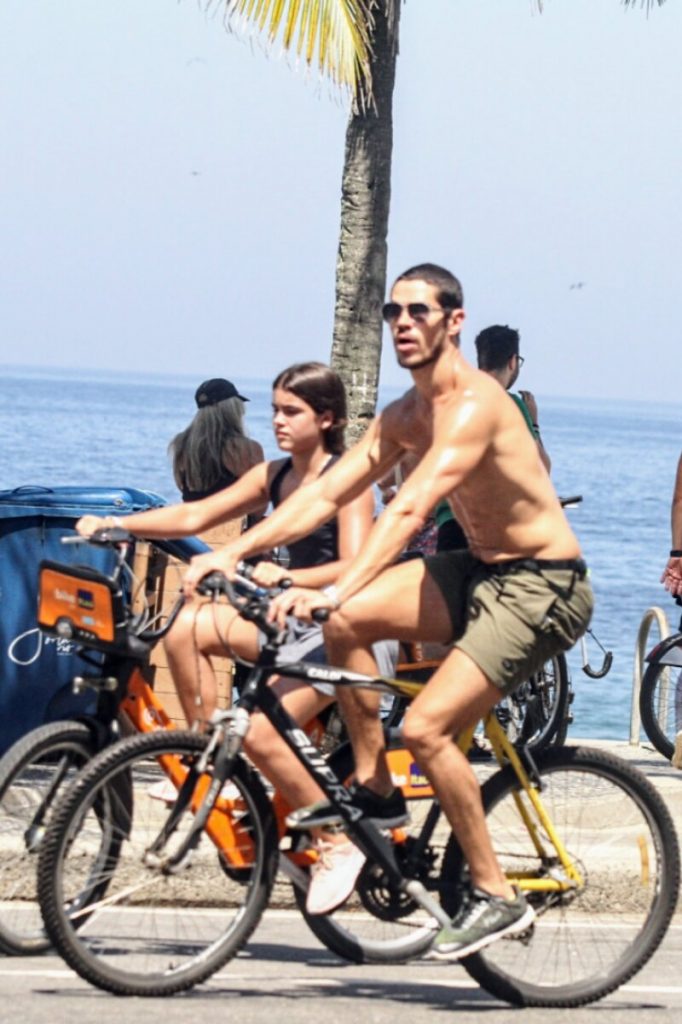 José Loreto sem camisa, andando de bicicleta na orla