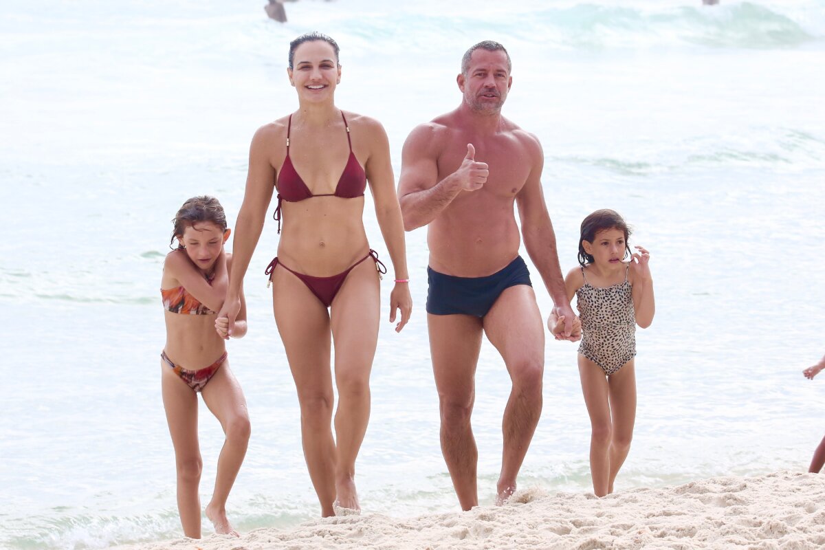 Malvino Salvador, Kyra Gracie e filhas na praia