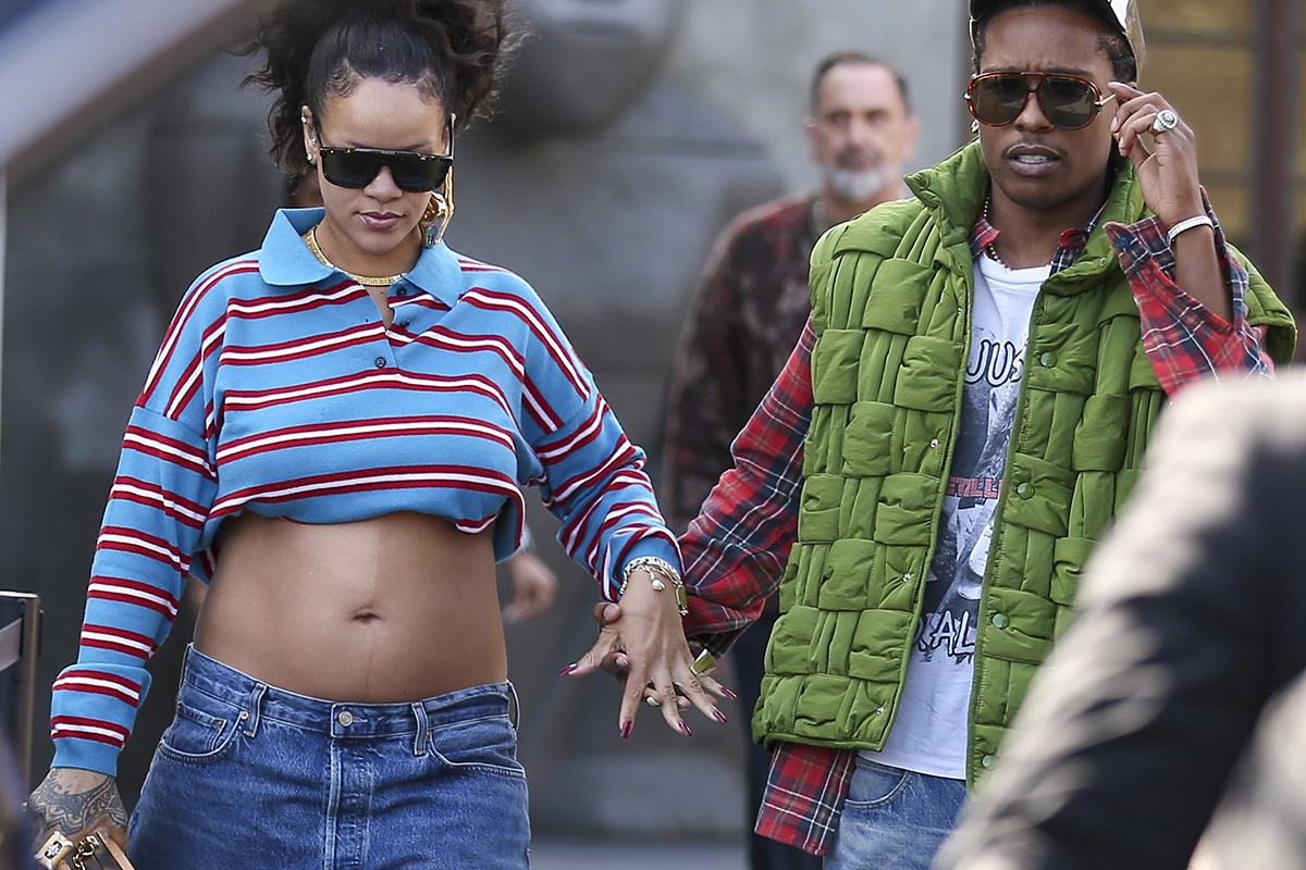 Rihanna deixou o barrigão à mostra durante passeio