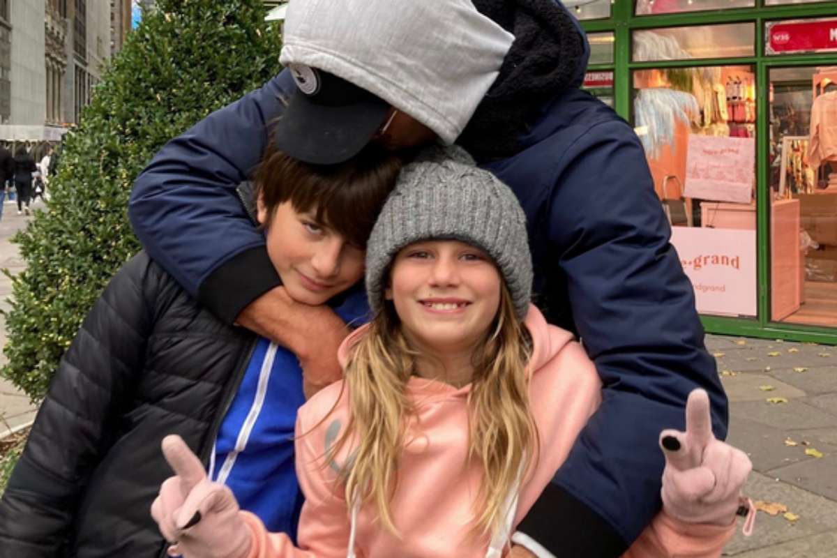Tom Brady abraça os filhos Ben e Vivian