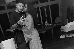 Yuri Lima e IZA abraçados, foto em preto e branco