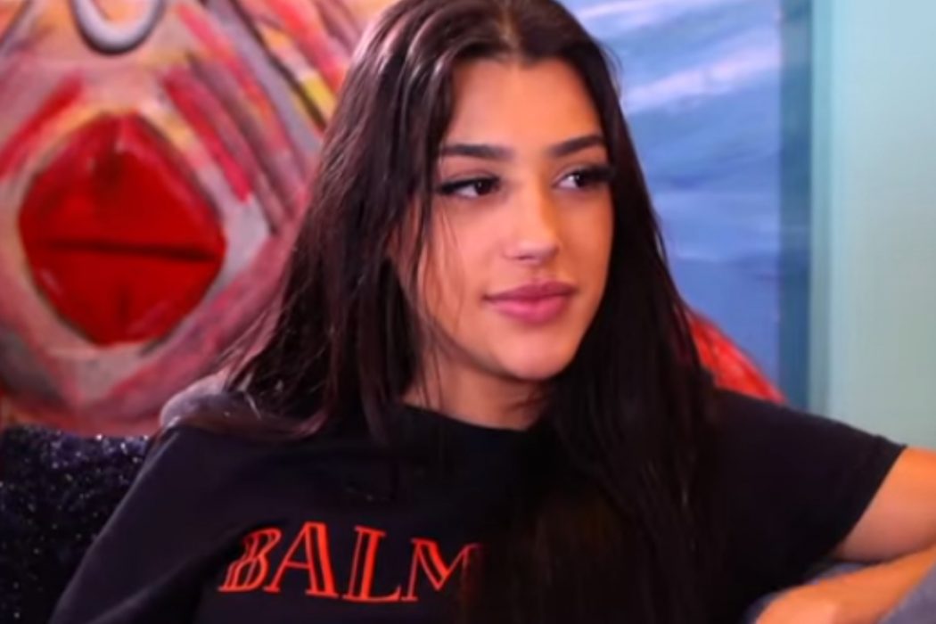 Bia Miranda comemora aniversário com famosos e muitos beijos