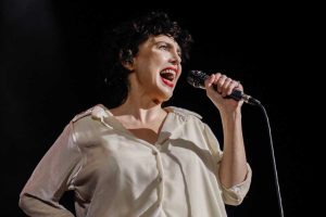 Adriana Calcanhotto homenageando Gal Costa em espetáculo