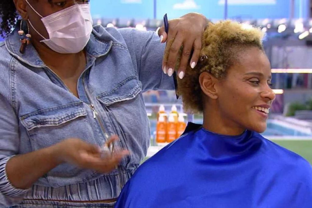 Aline Wirley cuidando do cabelo em SPA no BBB23