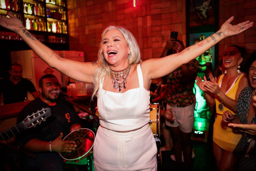 Astrid Fontenelle arrasou com look branco em festa de aniversário