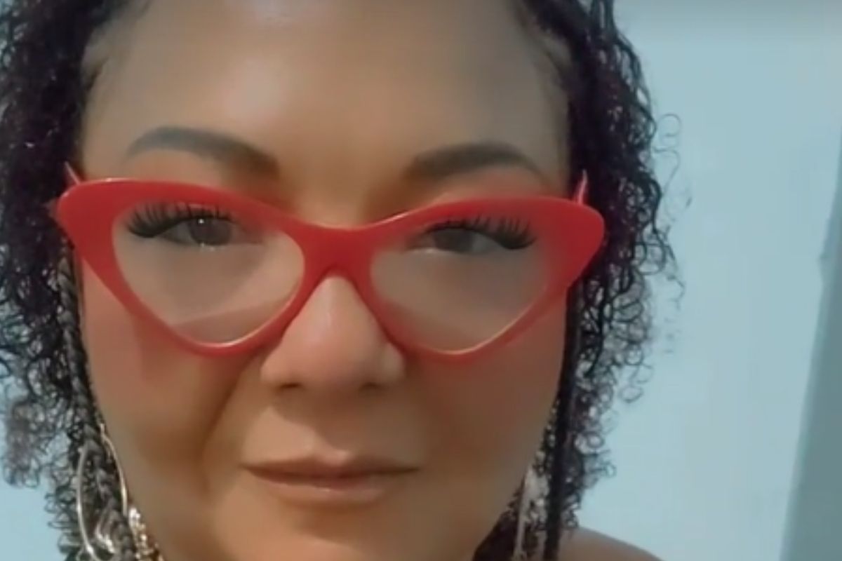 Selfie de Babi Cruz, usando óculos estiloso vermelho