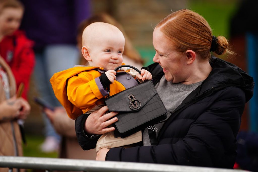 Daniel Williams, de 1 ano, com a mãe