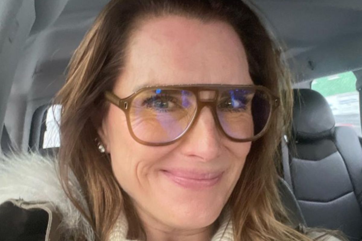 Selfie de Brooke Shields, sem make, de óculos, no carro